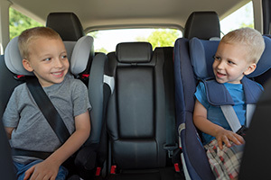 kids-in-car-seat